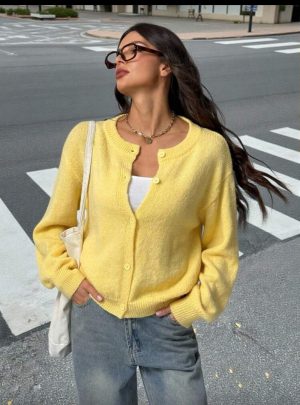كارديجان نسائي طويل القامة من SHEIN، بلون موحد، بأزرار أمامية وأكمام طويلة، بتصميم فضفاض ومريح، مناسب لفصلي الخريف والشتاء.